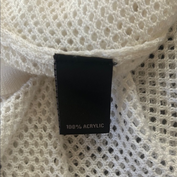 Elegant White Embroidered Women's Sweater/Cardigan. Size 2X - Picture 10 of 11